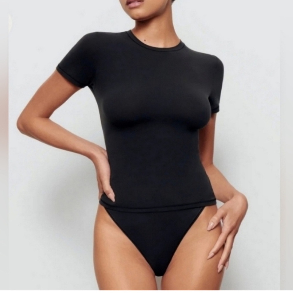 SKIMS NWT FITS EVERYBODY T-SHIRT | ONYX